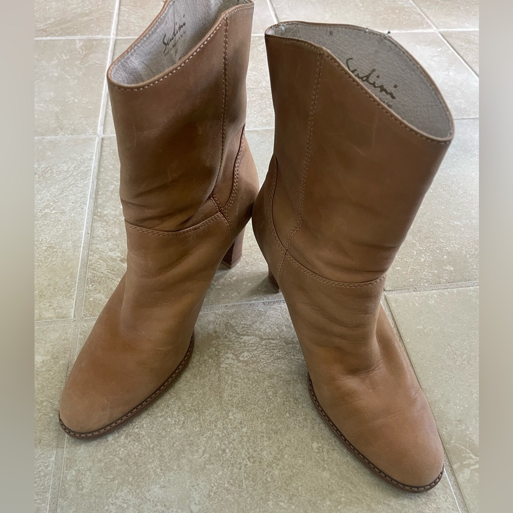 Sudini leather heeled boots size 8